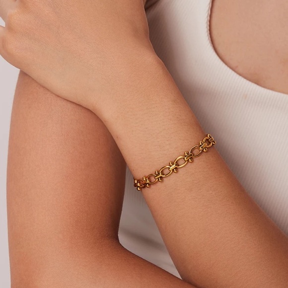 Waterproof gold plated detailed chain bracelet - Picture 2 of 5